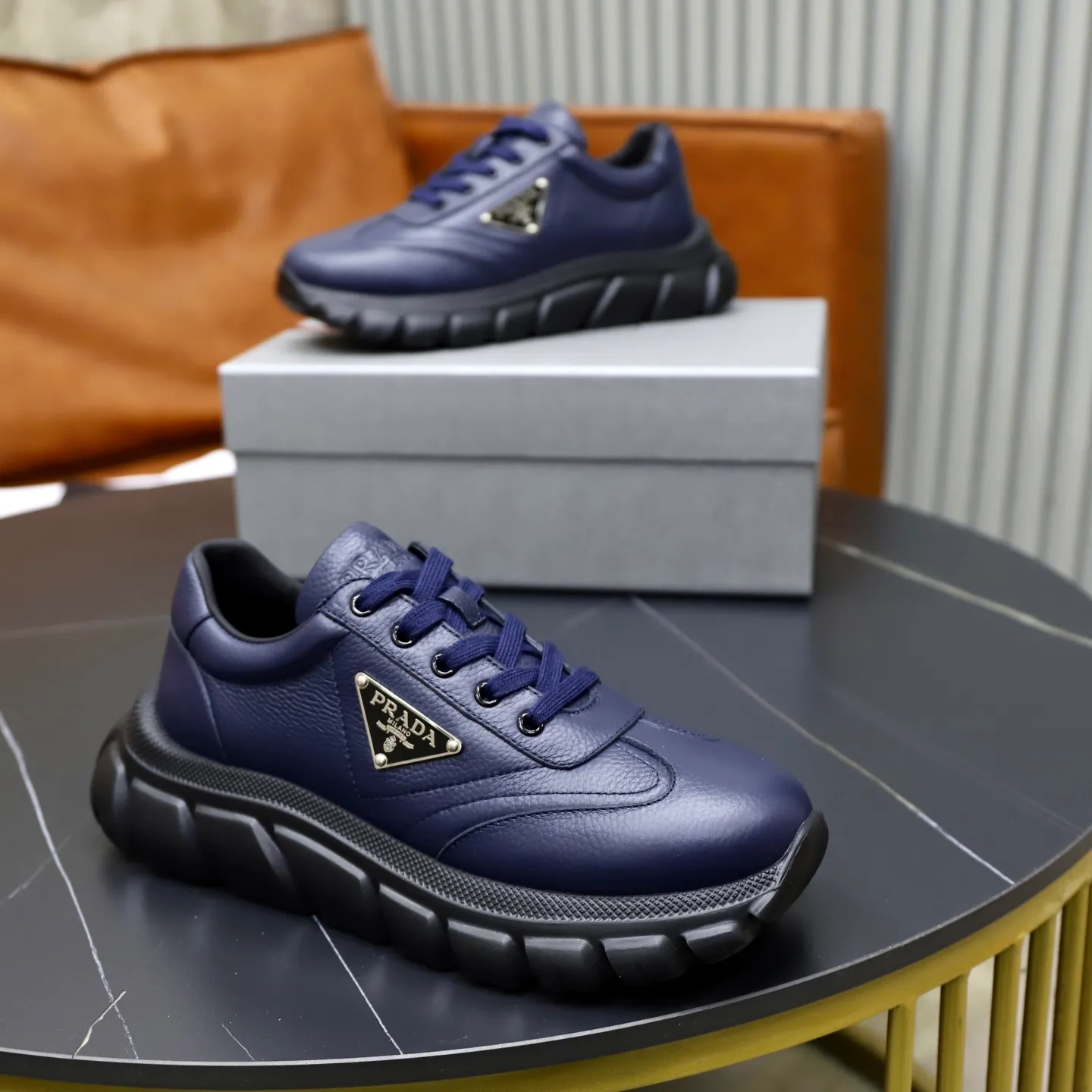 Factory price: 720💰Top original order Brand: PRADA (Prada) Standard code: Men's size 38/44 (45 can be customized) Grade: Same as the official website Material: Original cowhide stitching, cowhide lining, original combination two-color wear-resistant soft outsole Style category: casual sports version, young fashion, European and American trend, British style Color: actual picture color